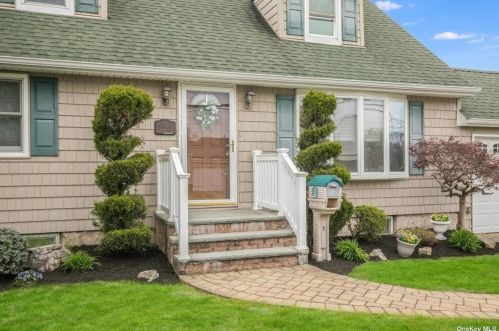 4 Scherer St, Bethpage, NY 11714-4313