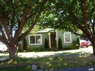 1204 5th Ave, Kelso, WA 98626-2417