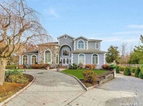 12 Phillips Ln, Lake Grove, NY 11755-2601