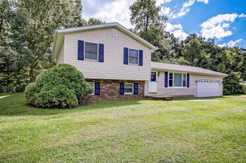 2815 Jenkins Dr, Zanesville, OH 43701-8566