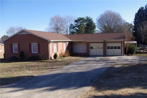1507 Reynard Dr, Kernersville, NC 27284-9426