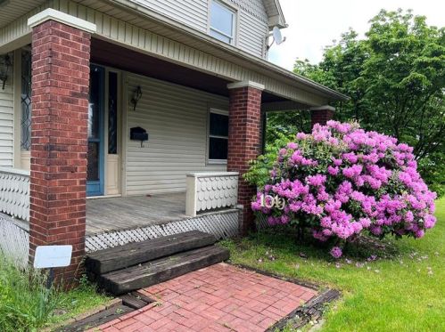 1049 Hillcrest St, Hermitage, PA 16146-3027