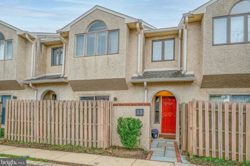 13 Greythorne Woods Cir, Wayne, PA 19087-4758