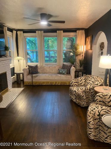 208 Park Dr, Woodbridge NJ  07095-2002 exterior