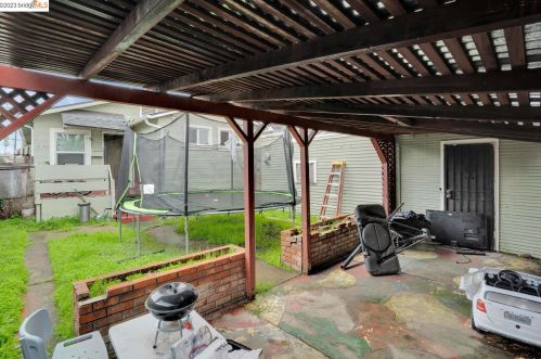2283 80th Ave, Oakland CA  94605-3266 exterior