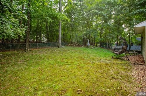 102 Hiawatha Blvd, Oakland, NJ 07436-2917