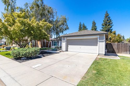 7021 Firethorn Dr, Riverbank, CA 95367-3316