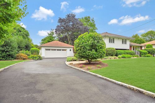 22 Zoranne Dr, Elwood, NY 11731-5908