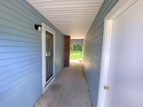 52 Coolidge St, Windsor Locks, CT 06096-2746