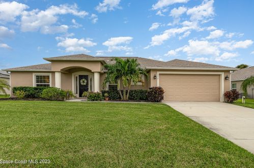 572 Delmonico St, Melbourne, FL 32907-3101