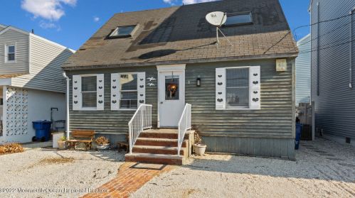 8 Harborside Dr, Pelican Island, NJ 08751-1316