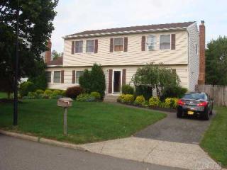 3 Patrician Ln, Gordon Heights, NY 11763-4416
