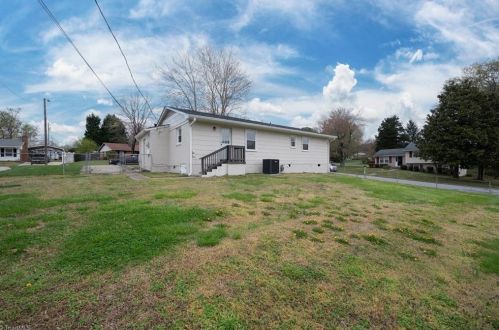 2601 Daye Dr, Greensboro NC  27406-6205 exterior