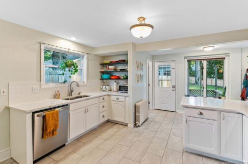 24 Clover St, Middletown CT  06457-5219 exterior