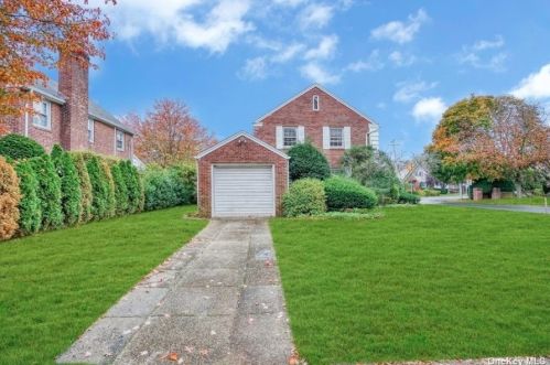 3 Revere Dr, Floral Park NY  11001-2814 exterior