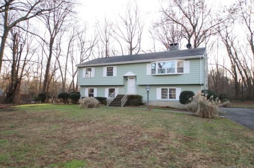 60 Gate Ridge Rd, Bridgeport, CT 06612-1837