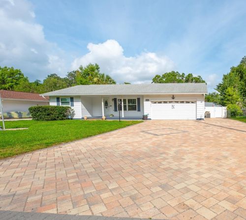 32631 Lake Eustis Dr, Tavares, FL 32778-2099
