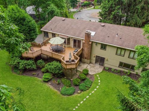 2 Old Farm Ct, West Nyack NY  10994-1210 exterior