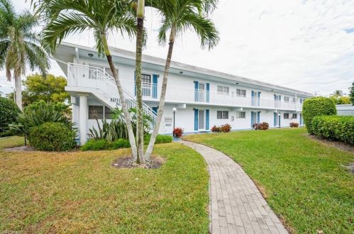 750 Mooring Line Dr, Naples FL 34102-4770 exterior