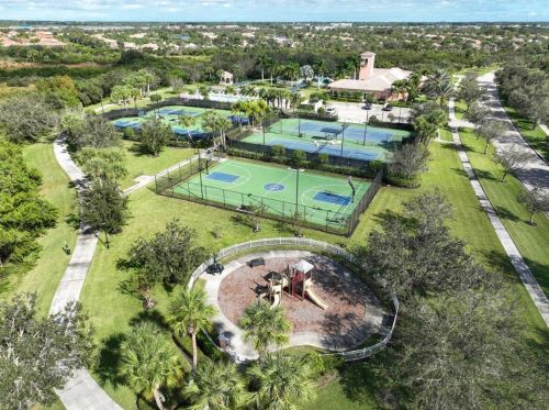 10652 Hartwick Dr, Fort Pierce FL  34987-1923 exterior