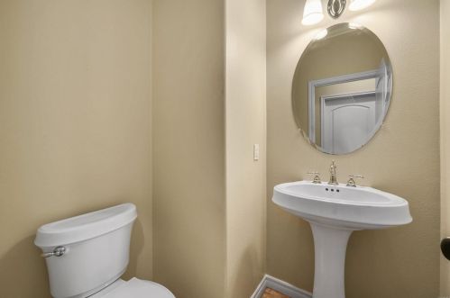 1050 Straightaway Ct, Oceanside CA  92057-1949 exterior