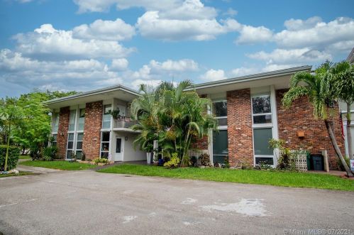 6843 Brookline Dr, Hialeah, FL 33015-2404