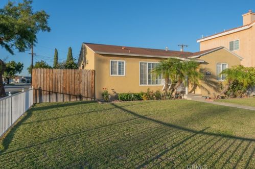 12061 Centralia St, Lakewood, CA 90715-1512