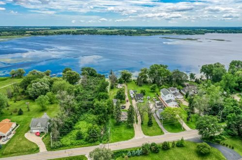 25011 Loomis Rd, Waterford WI  53185-1419 exterior