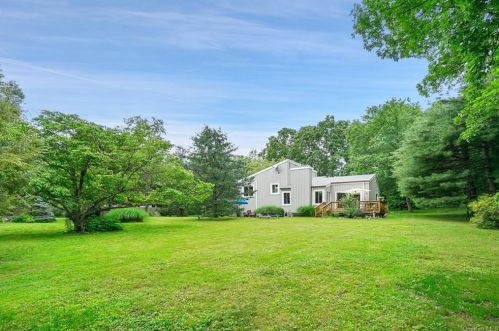 20 Rolling Meadow Ln, Scotts Corners, NY 10576-2104