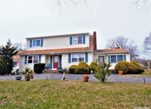1336 Lakeland Ave, Bohemia, NY 11716-3308