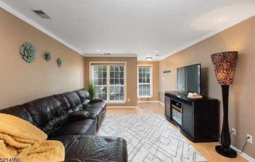 804 Springhouse Dr, White House Station, NJ 08889-3215