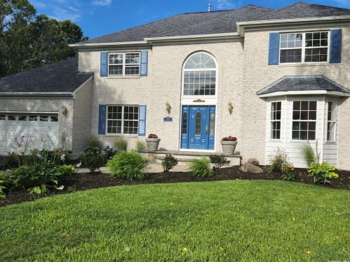 20 Somerset Dr, Holbrook, NY 11741-2875