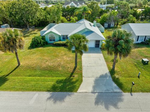 909 Fulton Way, Sebastian FL  32958-5123 exterior