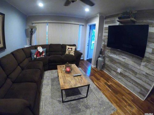 1076 Thompson Dr, Bayshore, NY 11706-6216
