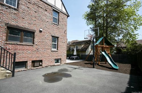 255 Pennsylvania Ave, Mount Vernon NY  10552-1420 exterior