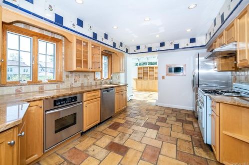 353 Hussey Rd, Mount Vernon NY  10552-2305 exterior