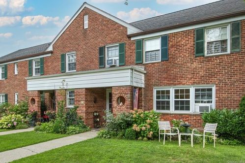 12 Robins Cres, New Rochelle, NY 10801-1004