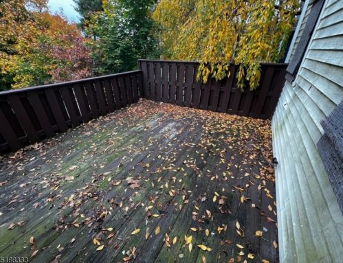 26 Robinson Dr, West Paterson NJ  07424-2929 exterior