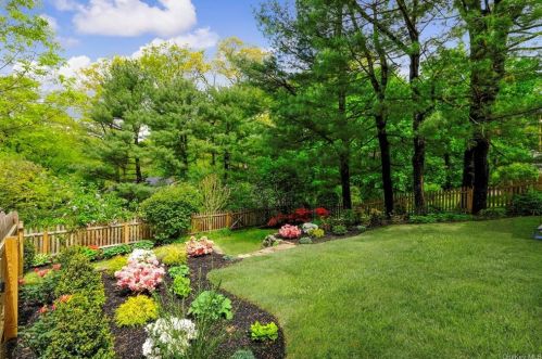 41 Walworth Ave, Scarsdale NY  10583-1433 exterior