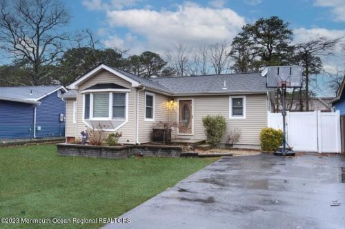 84 Woodland Dr, Bricktown, NJ 08723-7431