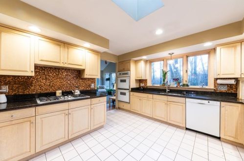 220 Woodland Farms Rd, Pittsburgh, PA 15238-2024