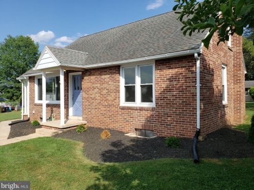 155 4th St, Mount Wolf, PA 17347-9771