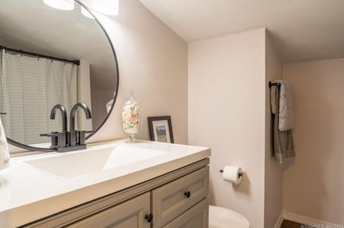 10 Beech St, Danbury CT  06810-5719 exterior