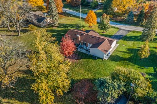 20555 Bowling Green Dr, Waukesha, WI 53186-3012