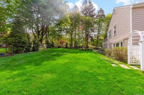 51 Meadow Rd, Briarcliff NY  10510-1134 exterior