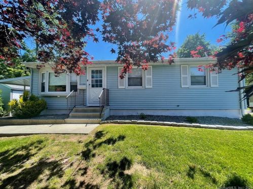 3 Fern Cir, Ansonia, CT 06401-2530