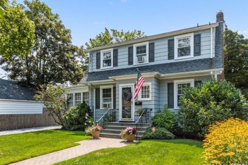 16 Mason Ave, Babylon, NY 11702-1808