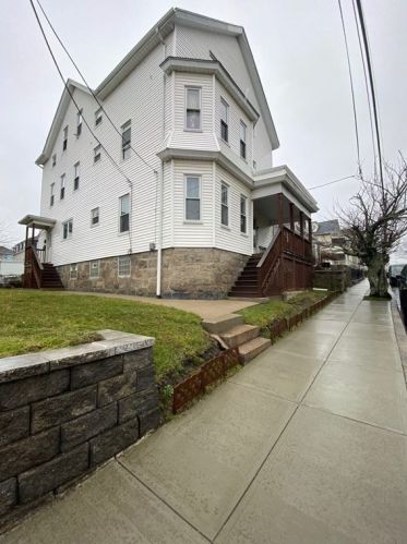 20 Freedom St, Fall River, MA 02724-2745