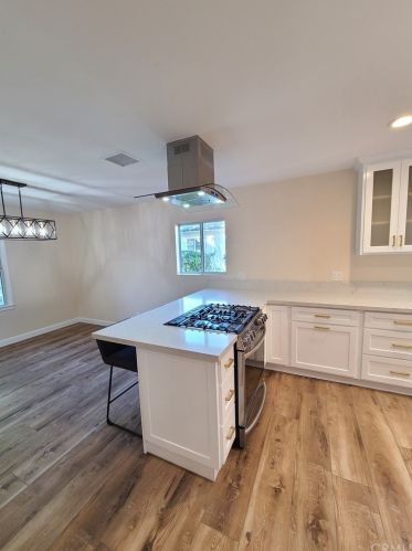 682 Santiago Ave, Long Beach, CA 90814-1857