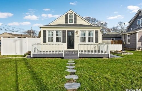 688 Shore Rd, North Lindenhurst, NY 11757-5700